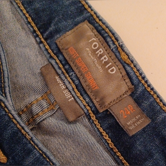 A Torrid Feel The Fit Midfit Super Skinny Jeans - Picture 7 of 9